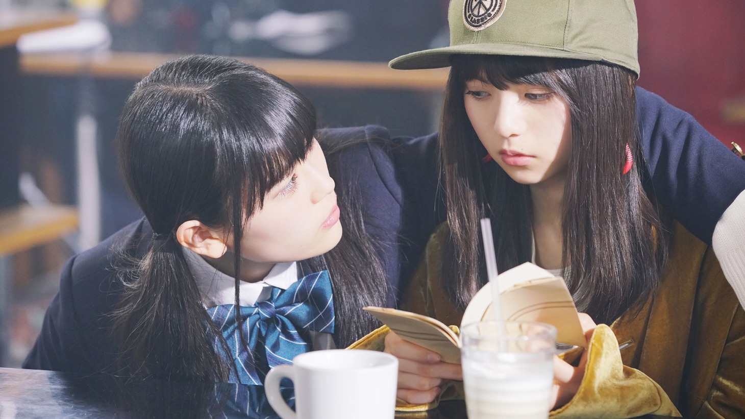 岩本蓮加と齋藤飛鳥。