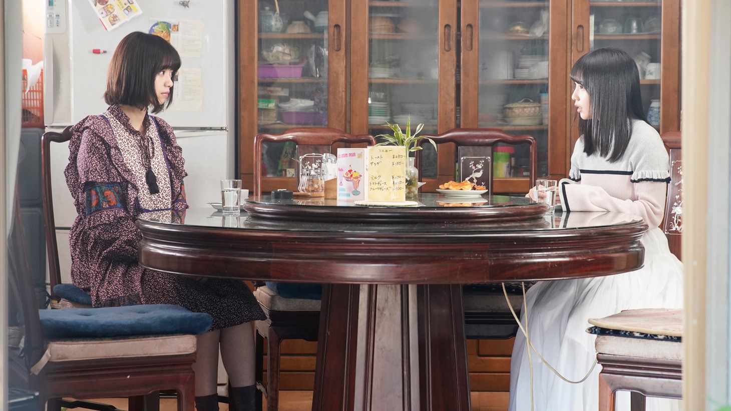 西野七瀬と与田祐希。