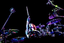 Tomoya（Dr）（撮影：浜野カズシ）