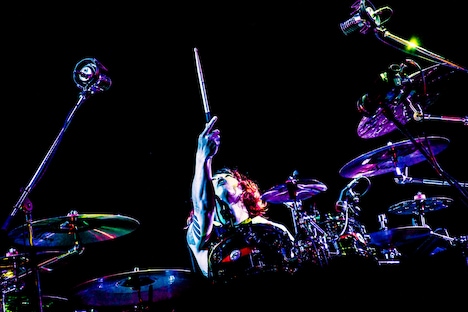 Tomoya（Dr）（撮影：浜野カズシ）