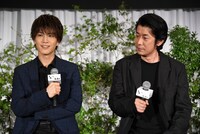 左から岩田剛典、永瀬正敏。