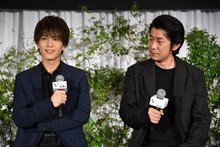 左から岩田剛典、永瀬正敏。