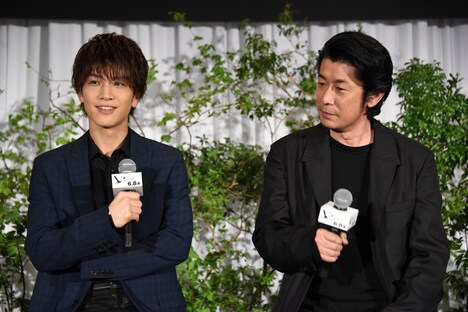 左から岩田剛典、永瀬正敏。