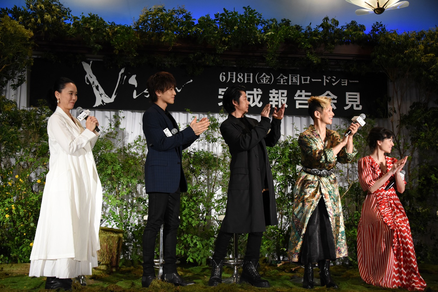 小曽根真へ拍手を送る登壇者たち。