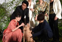 コウを愛でる美波、岩田剛典。