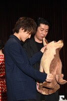 コウを抱きかかえる岩田剛典と永瀬正敏。