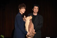 コウを抱きかかえる岩田剛典と永瀬正敏。