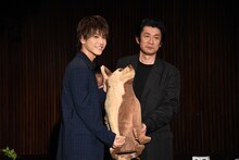 コウを抱きかかえる岩田剛典と永瀬正敏。