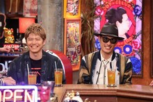 左からKEIGO（Vo / FLOW）、KOHSHI（Vo / FLOW）。(c) フジテレビ