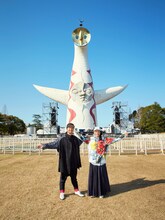 DREAMS COME TRUEの中村正人（左）と吉田美和（右）。後ろは太陽の塔。（写真提供：ユニバーサルシグマ）