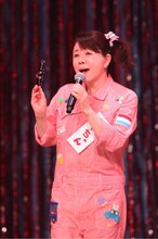 森昌子扮する“ま～ちゃん”。(c)フジテレビ