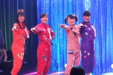 左から佐々木彩夏、百田夏菜子、森昌子扮する“ま～ちゃん”、高城れに。(c)フジテレビ