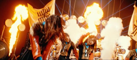 EMPiRE「FOR EXAMPLE?? [NEXT EDiTiON]」MVのワンシーン。