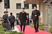 左からEXILE HIRO、別所哲也。