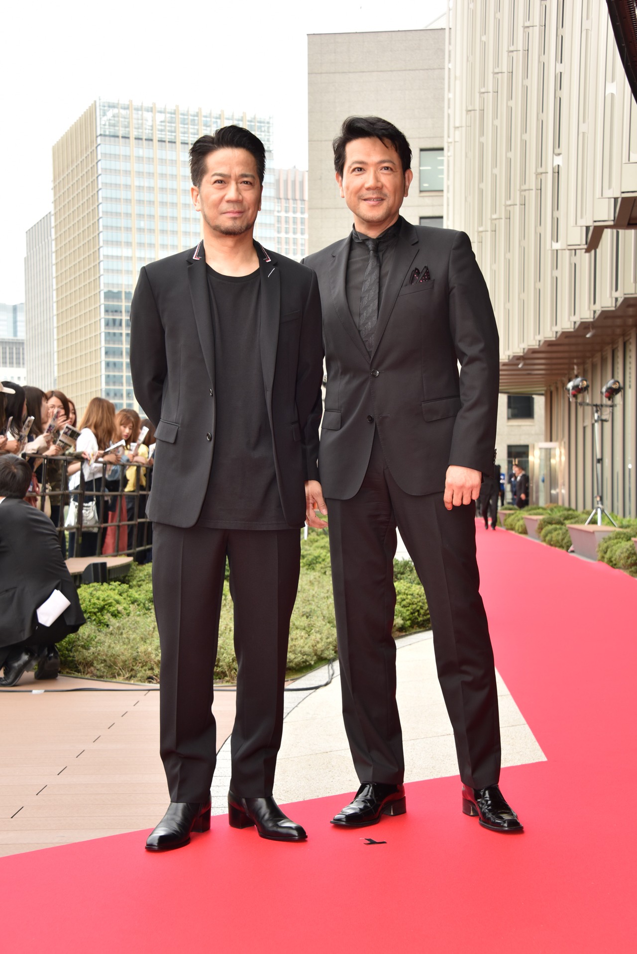 左からEXILE HIRO、別所哲也。