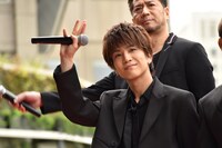 手を振る岩田剛典。