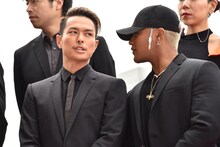 左から今市隆二、ELLY。
