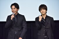 左から山下健二郎、岩田剛典。