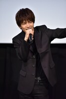 髪の毛を払いのける仕草を再現する岩田剛典。