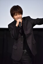 髪の毛を払いのける仕草を再現する岩田剛典。