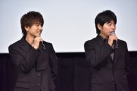 左から岩田剛典、石井裕也監。