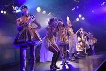 白い仮面を外してポーズを決めるはちみつロケット。