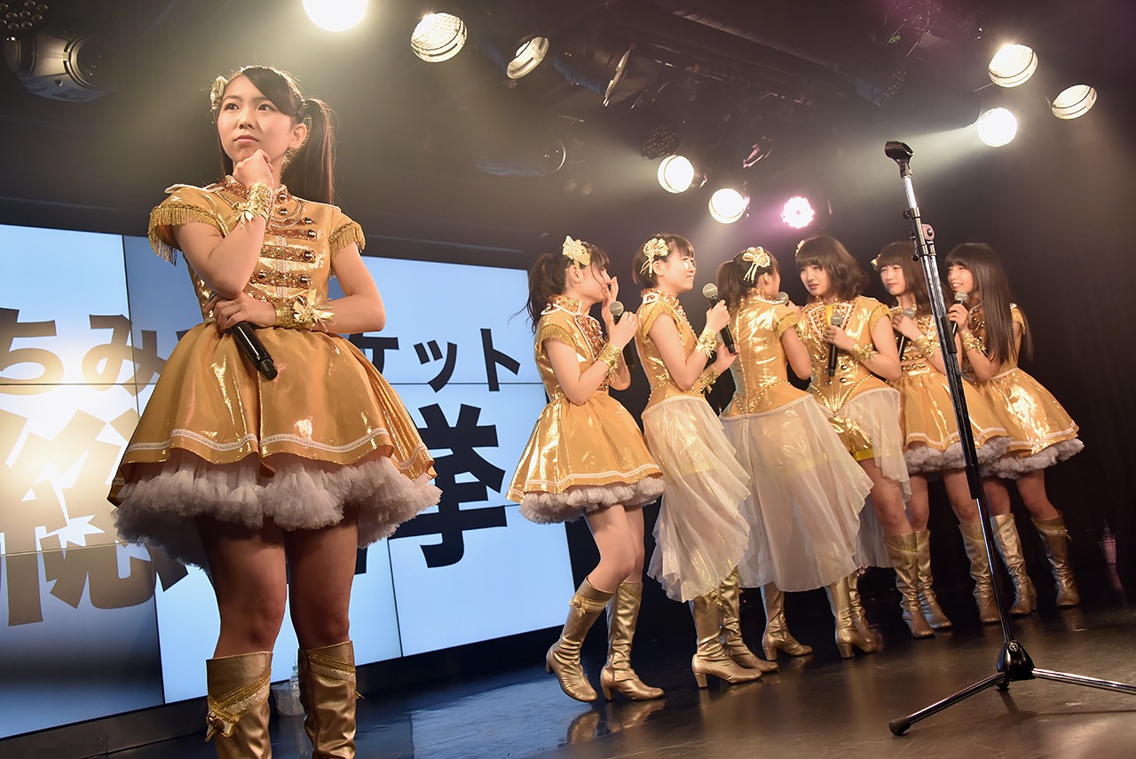 「はちみつロケット総選挙」で1位になった播磨怜奈（左）を無視して、雨宮かのんのもとに駆け寄るメンバーたち。