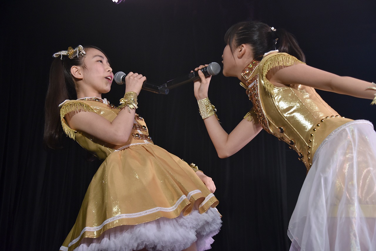 播磨怜奈（左）に詰め寄る塚本颯来（右）。