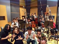 ヤバTメンバーと亀田、ストリングス隊の記念写真。