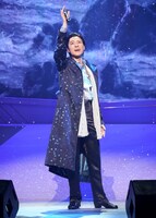 山内惠介「山内惠介 熱唱ライブ2018～新たなる夢の扉へ～」東京・浅草公会堂公演の様子。