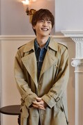 日本テレビ系「崖っぷちホテル！」メイキング写真より岩田剛典。(c)NTV