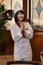 日本テレビ系「崖っぷちホテル！」メイキング写真より浜辺美波。(c)NTV