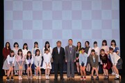 NGT48の第2期生オーディション合格者と今村悦朗劇場支配人、篠田昭新潟市長。(c)AKS