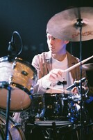 須田洋次郎（Dr）（撮影：トヤマタクロウ）