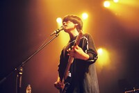 川辺素（G, Vo）（撮影：トヤマタクロウ）