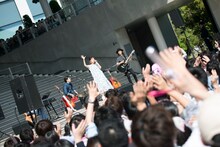 大原櫻子「泣きたいくらい」発売記念フリーライブの様子。（撮影：渡邊玲奈［田中聖太郎写真事務所］）