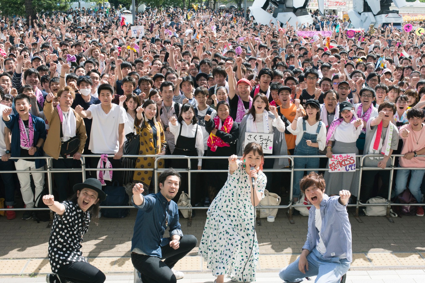 大原櫻子「泣きたいくらい」発売記念フリーライブの様子。（撮影：渡邊玲奈［田中聖太郎写真事務所］）（撮影：渡邊玲奈［田中聖太郎写真事務所］）