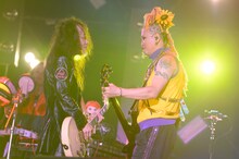 PATA（G）とCHIROLYN（B）。