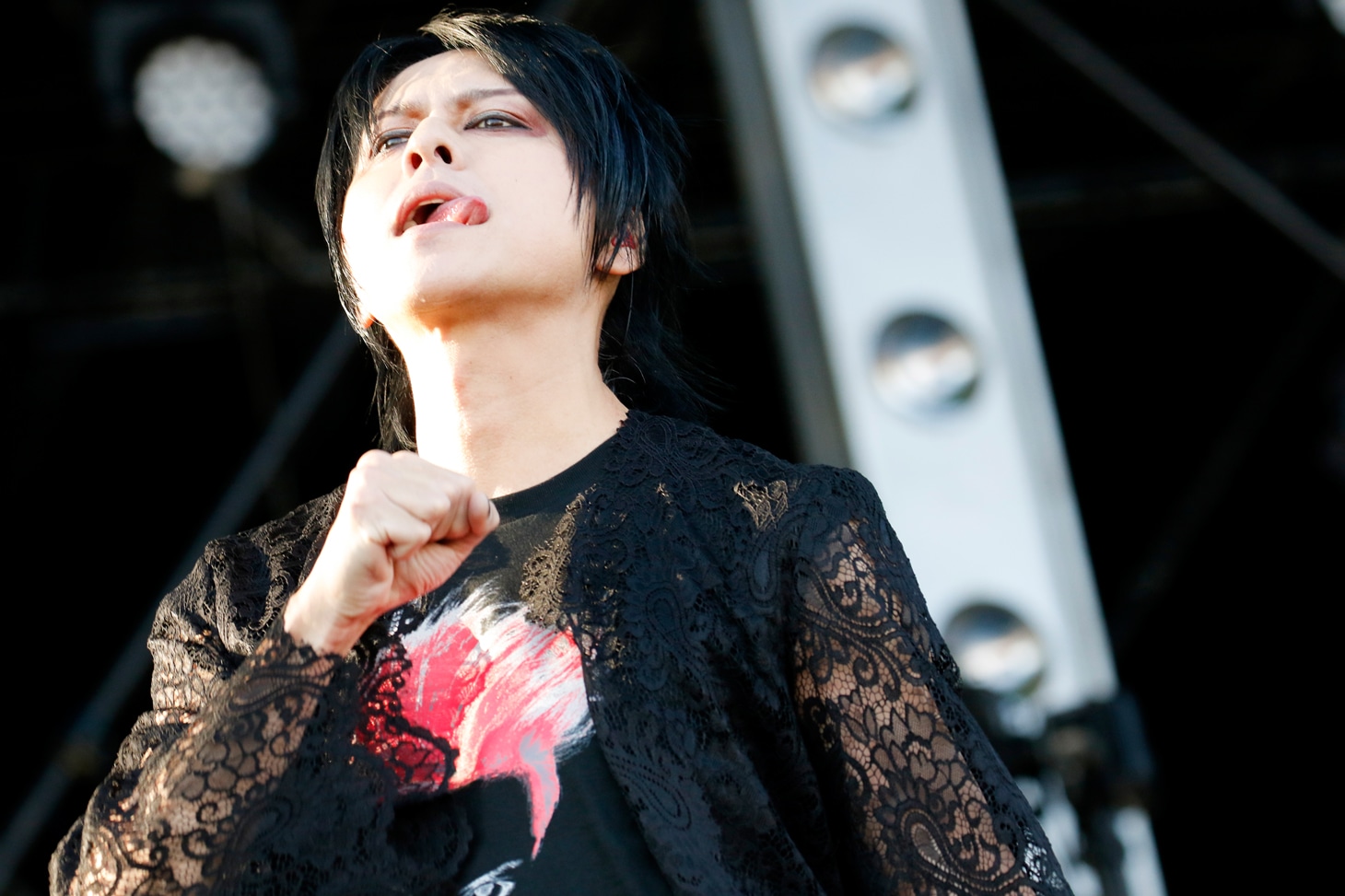 人気画像3位は「hideへの感謝＆リスペクトにあふれた没後20年メモリアルライブ初日」より、櫻井敦司（Vo / BUCK-TICK）。