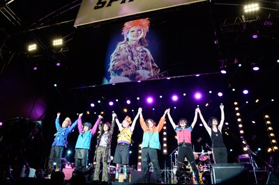 人気画像1位は「hideへの感謝＆リスペクトにあふれた没後20年メモリアルライブ初日」より、hide with Spread Beaver。