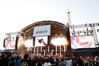 hide with Spread Beaverの4月28日公演の様子。