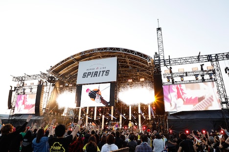 hide with Spread Beaverの4月28日公演の様子。