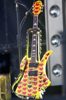 ステージ中央に置かれたhideモデルの“イエローハート”ギター。