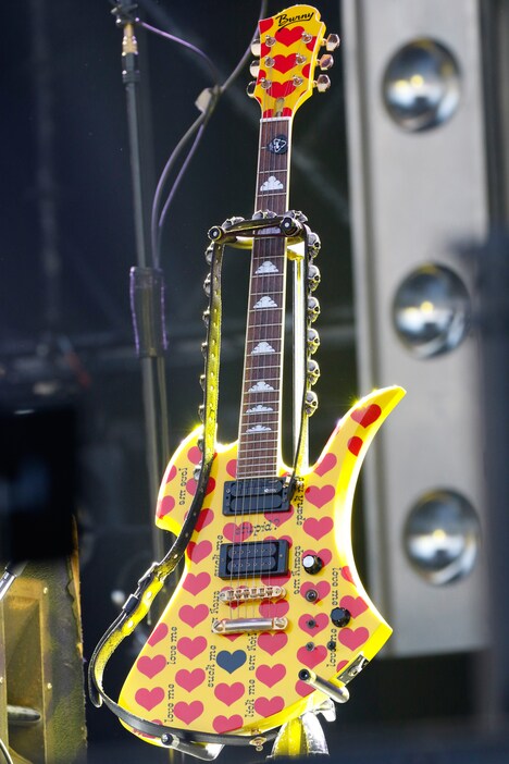 ステージ中央に置かれたhideモデルの“イエローハート”ギター。