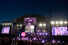 hide with Spread Beaverの4月28日公演の様子。