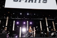 布袋寅泰のライブの様子。