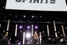 布袋寅泰のライブの様子。