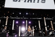 布袋寅泰のライブの様子。