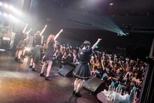 DEAR KISS「DEAREST DREAM」東京・TSUTAYA O-WEST公演の様子。（写真提供：FIFTY-FIFTY inc.）