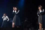 「PAINT GIRL」を歌う千葉妃理（左）、松井さやか（中央）、松本香穂（右）。